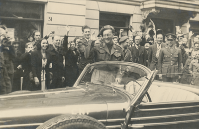 879280 Afbeelding van Prins Bernhard, bevelhebber van de Binnenlandse Strijdkrachten (B.S.), ter hoogte van het pand ...